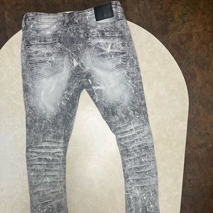 This is a mens rue21 grey skinny jeans that’s a size 32 waist and 34 length